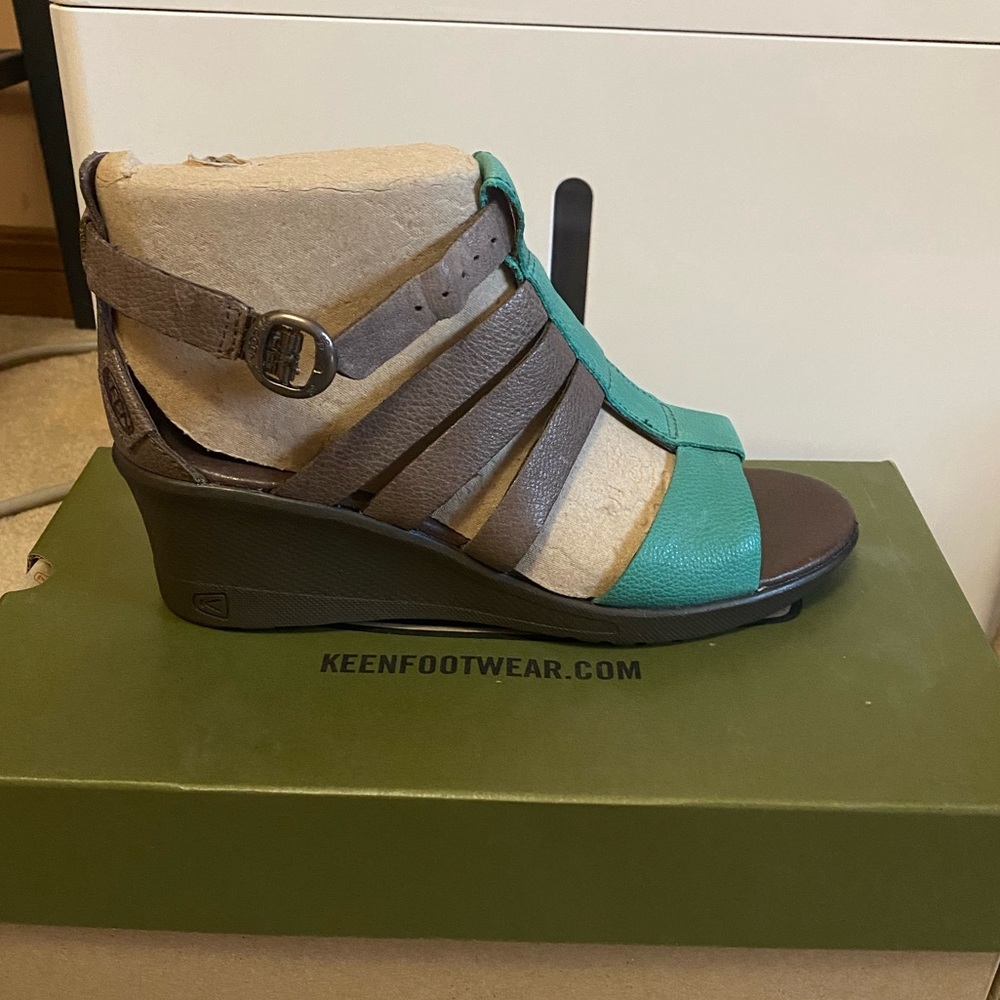 NEW IN BOX Keen Victoria Sandals